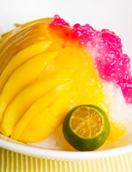 Geschoren ijs dessert en vers fruit — Stockfoto