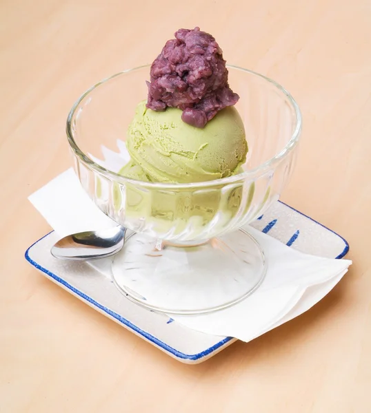 Gelato con condimento da vicino — Foto Stock