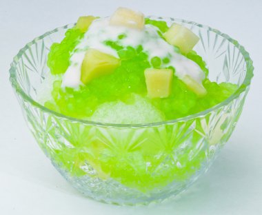 kesilmiş buz tatlı ve taze meyve