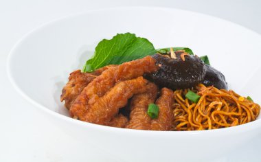 ahlaksız şehriye, tavuk ayakları ve mantar ile ahlaksız şehriye