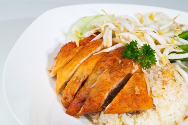tavuklu pilav. Asya tarzı hainan tavuk pilav치킨 라이스입니다. 아시아 스타일 하이난 치킨 라이스