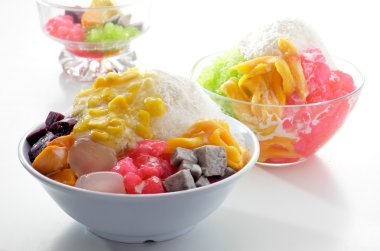 kesilmiş buz tatlı ve taze meyve