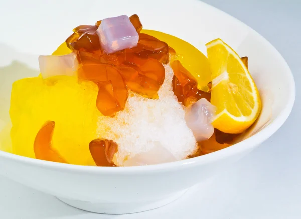 Sobremesa de gelo raspada e frutas frescas — Fotografia de Stock