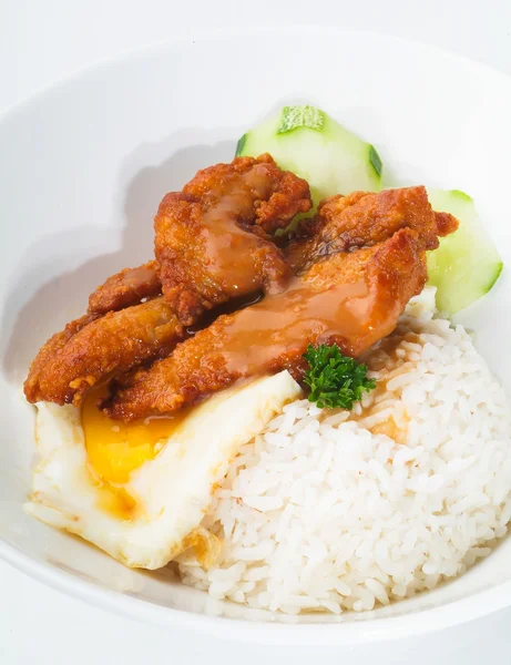 Kurczak z ryżem i warzywami w tle — Zdjęcie stockowe