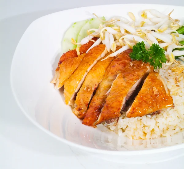 Kanariisiä. Aasialainen tyyli hainan kana riisi — kuvapankkivalokuva