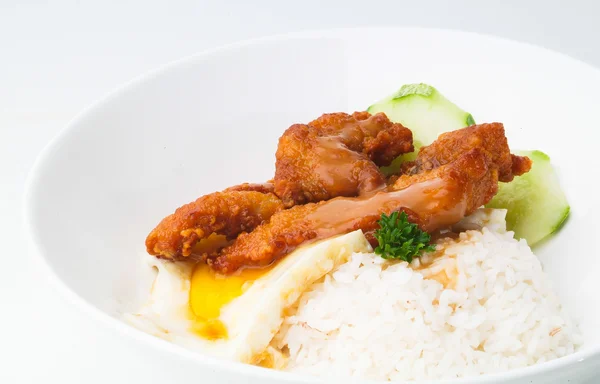 Kuře s rýží a zeleninou v pozadí — Stock fotografie