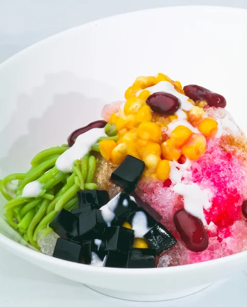 Kacang de gelo, sobremesa de gelo raspado com gelado — Fotografia de Stock