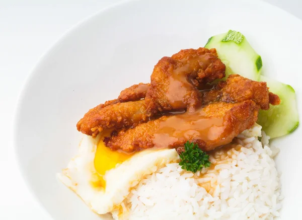Csirke rizzsel és zöldségekkel, háttérben — Stock Fotó