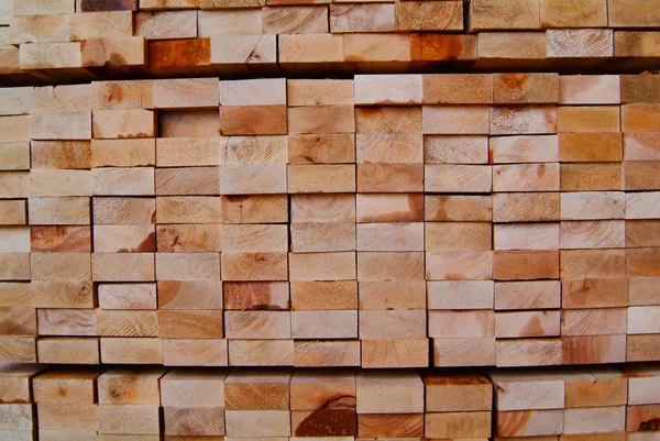Pila de madera aserrada con fondo — Foto de Stock