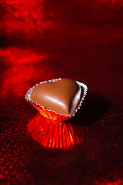 Coklat berbentuk hati, di latar belakang — Stok Foto