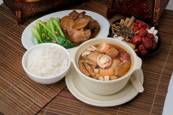 Abalone i zioło zupa, chiński karmowy styl — Zdjęcie stockowe