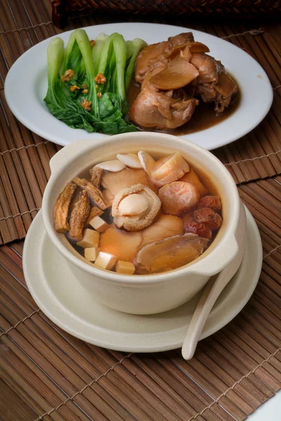 Abalone and herb soup, Chinese food style — Stock Photo, Image