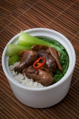 pirinç ve sebze arka planda ördek