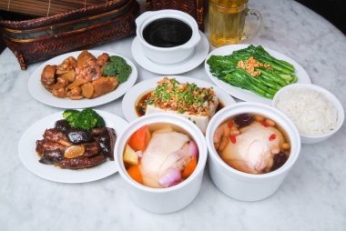 Çince yemek takımı. tavuk, sebze, çorba ve pirinç