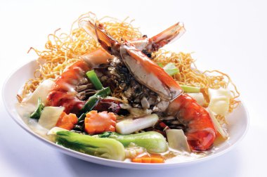 Kızarmış pirinç noodle ile deniz ürünleri