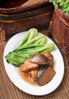 Çin stili mantar ve tavuk