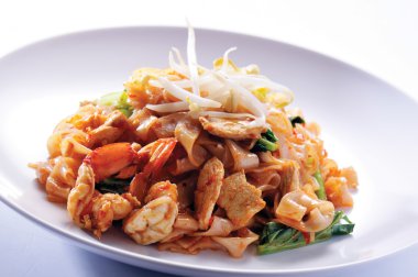 Kızarmış pirinç noodle ile deniz ürünleri