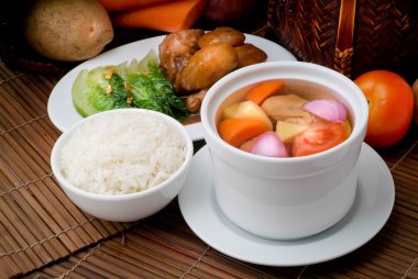 ev yapımı tavuk ve sebze çorbası,