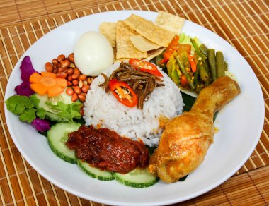 Nasi lemak geleneksel Malezya baharatlı pirinç yemeği