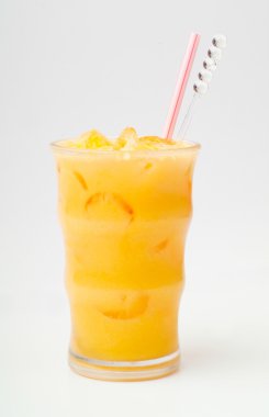 beyaz zemin üzerine bardaklarda portakal suyu.