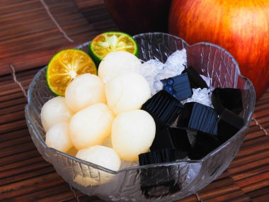 kesilmiş buz tatlı ve taze meyve