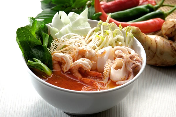 Thais eten tom yum zeevruchten — Stockfoto