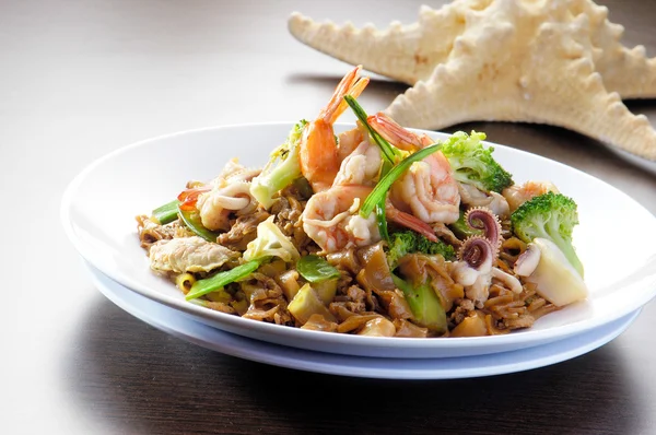 Жареная рисовая лапша с морепродуктами — стоковое фото