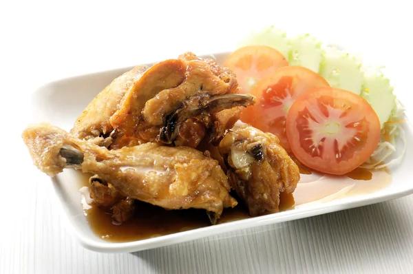 Thais eten Oosterse gebakken kip — Stockfoto