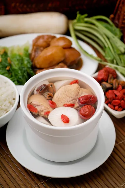 Hühner- und Kräutersuppe, chinesische Küche. — Stockfoto