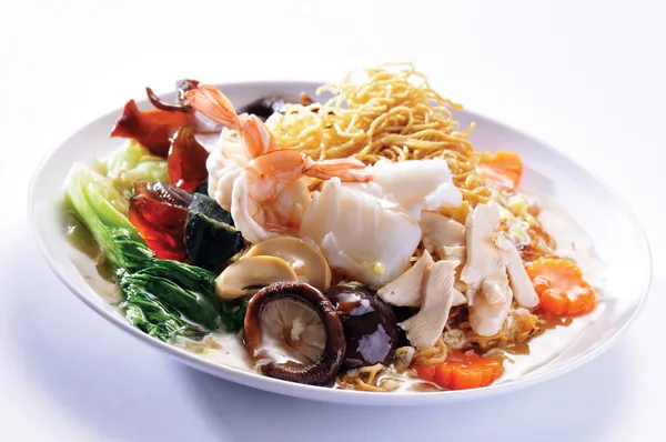 Smažené rýžové nudle s mořskými plody — Stock fotografie
