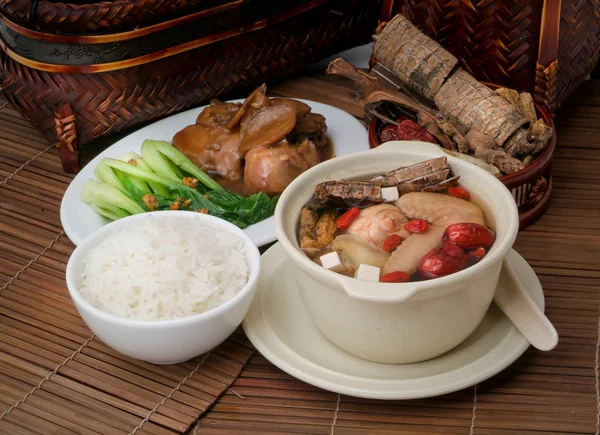 Zupa z kurczaka i zioło, chiński karmowy styl. — Zdjęcie stockowe