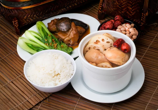 Zupa z kurczaka i zioło, chiński karmowy styl. — Zdjęcie stockowe