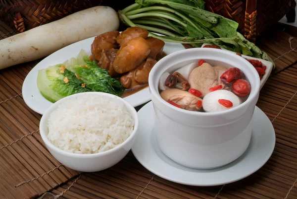 Ayam dan sup herbal, gaya makanan Cina . — Stok Foto