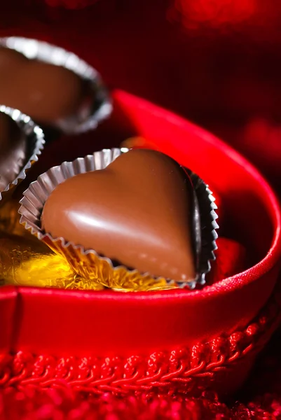 Coklat berbentuk hati, di latar belakang — Stok Foto