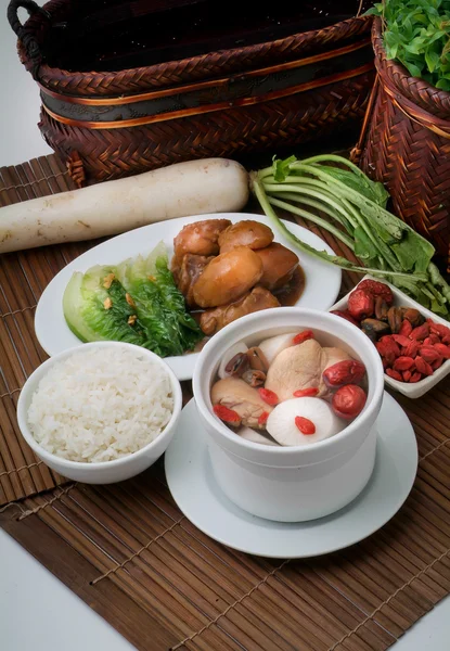 Куриный и травяной суп, китайский стиль питания . — стоковое фото