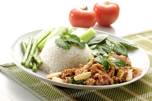 tavuk pilav ve sebze arka planda