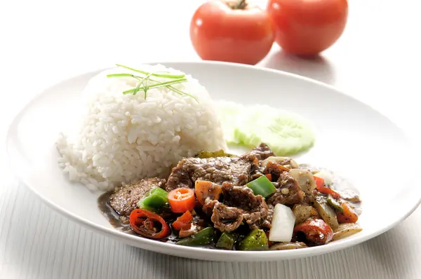 Beef stir-fry with vegetable and rice — Stock Photo, Image