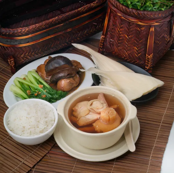 Морские ушки и травяной суп, китайский стиль питания — стоковое фото