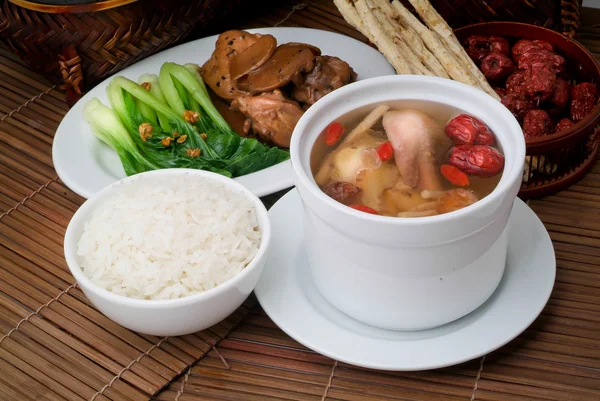 Hühner- und Kräutersuppe, chinesische Küche. — Stockfoto