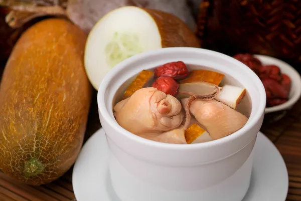 Hühner- und Kräutersuppe, chinesische Küche. — Stockfoto