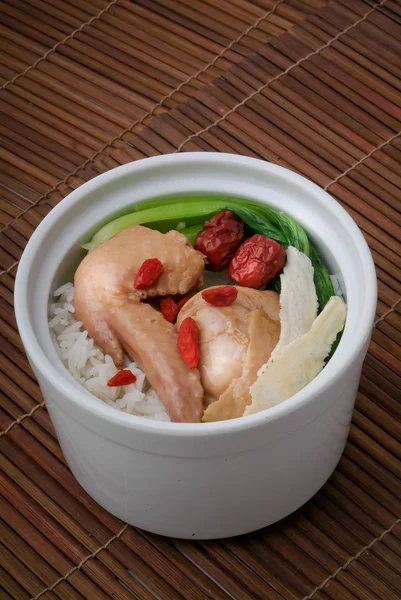 Ayam dengan nasi dan sayuran di latar belakang — Stok Foto