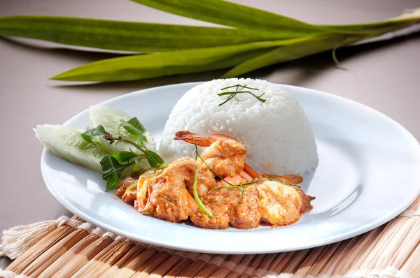 Garnelen-Curry mit Reis serviert — Stockfoto