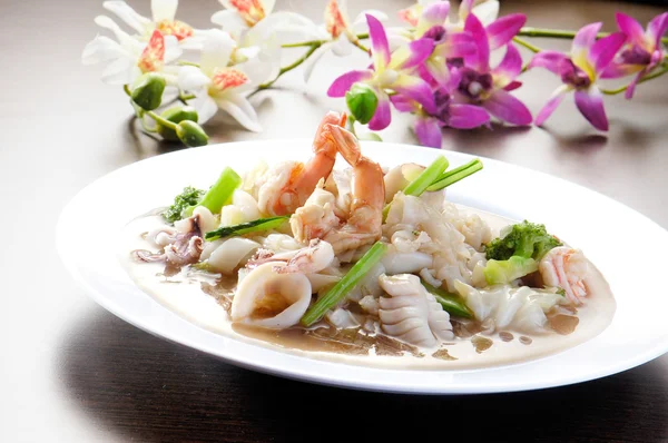 Жареная рисовая лапша с морепродуктами — стоковое фото