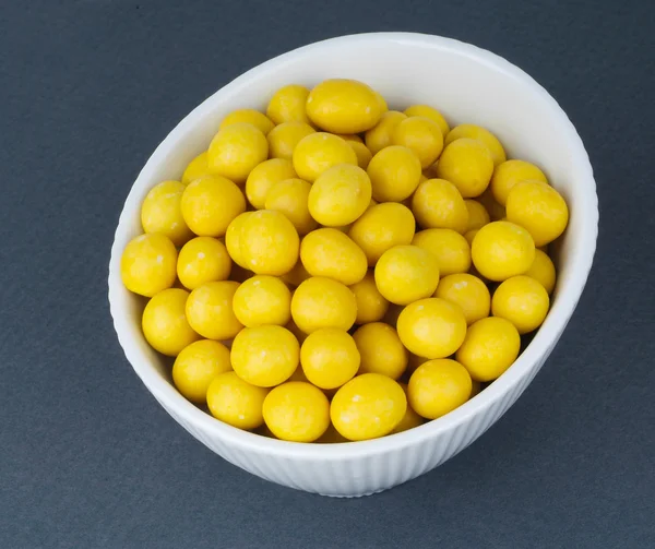 Des cacahuètes couvertes. écrous couverts de sucre sur le fond — Photo