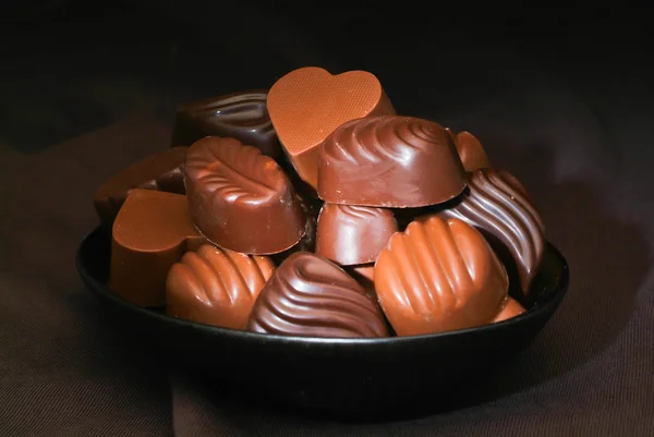 Chocolate sortido com fundo — Fotografia de Stock