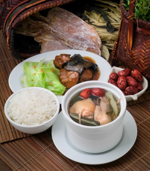 Домашний куриный и овощной суп , — стоковое фото