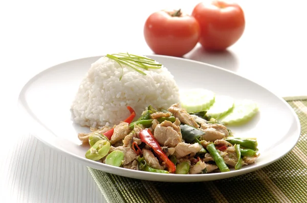 Huhn mit Reis und Gemüse im Hintergrund — Stockfoto