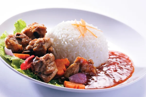 Pollo con arroz y verduras en el fondo — Foto de Stock