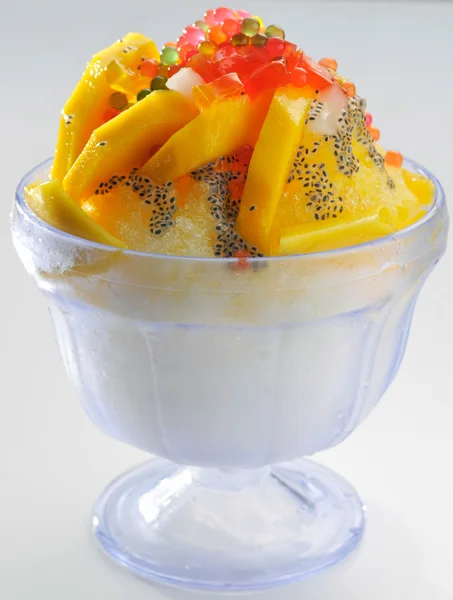 Rasiertes Eisdessert mit frischen Früchten — Stockfoto