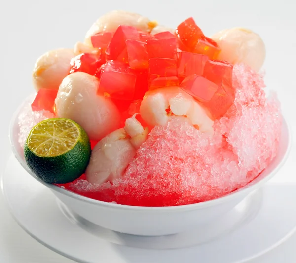 kesilmiş buz tatlı taze meyve ile